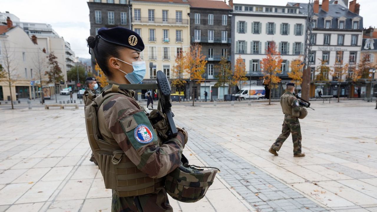 Parmi les dépenses programmées cette année pour l'armée française dans le projet de loi de finances, il y a la fourniture de treillis « plus respirant et mieux ignifugés ».