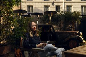 Anne Boistard, derrière le compte Instagram Balance Ton Agency, était le 22 septembre au Tribunal de Paris. Elle est attaquée pour diffamation publique par deux agences épinglées sur le compte. Ici, au Kube Hotel Paris.