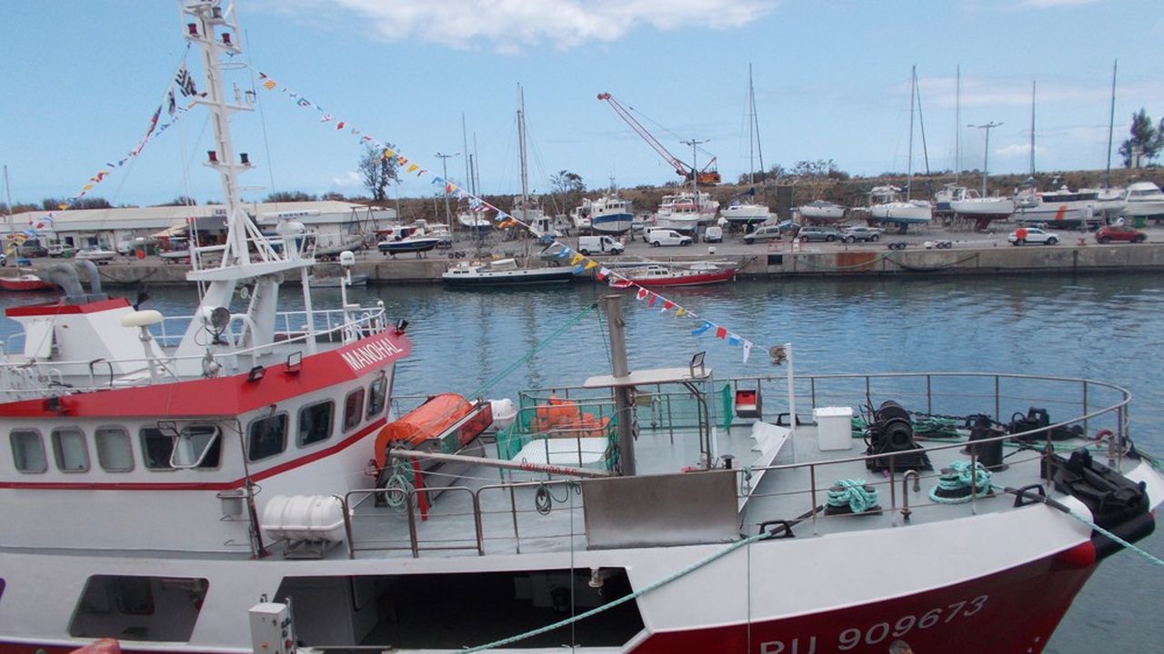 Le Manohal, transformé en bateau congélateur, le 23 septembre sur les quais du port de la Pointe-des-Galets, à La Réunion.
