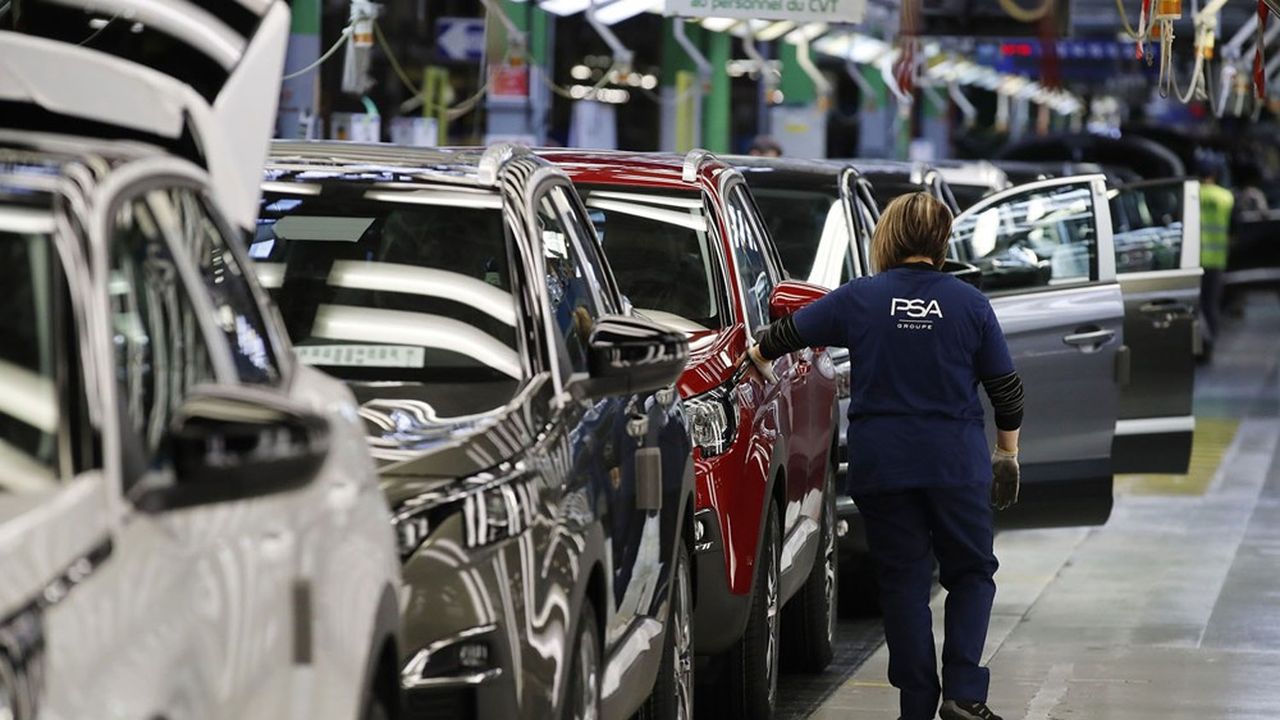 Des nombreuses usines automobiles européennes sont arrêtées en raison des pénuries de composants, ce qui freine la production.
