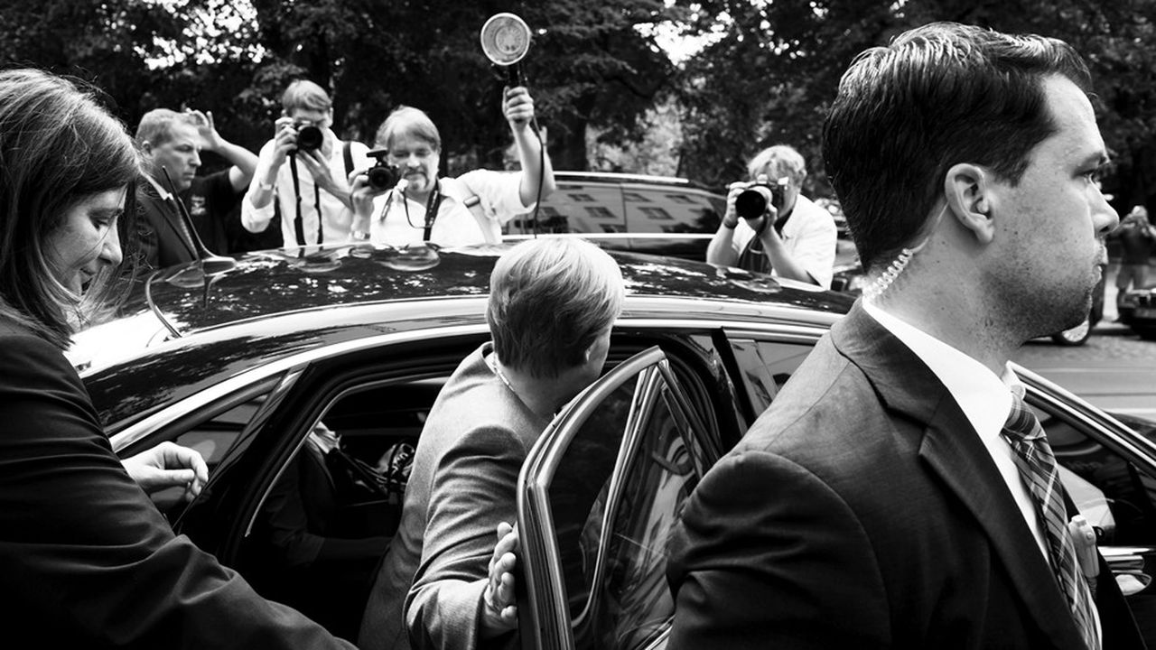 Angela Merkel en 2017, en permanence sous l'oeil des photographes. Cliché tiré de la série « AM » d'Andreas Herzau, qui a suivi la chancelière dans ses déplacements officiels pendant des années.