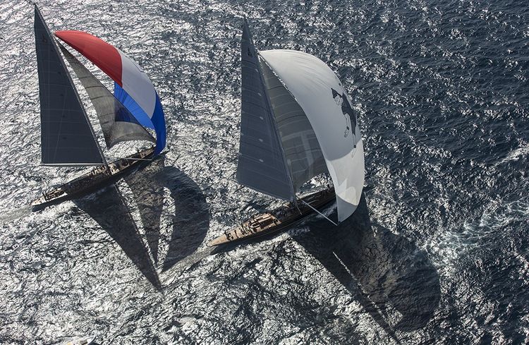 Deux Maxi-Yachts en compétition à Saint-Tropez en 2013.