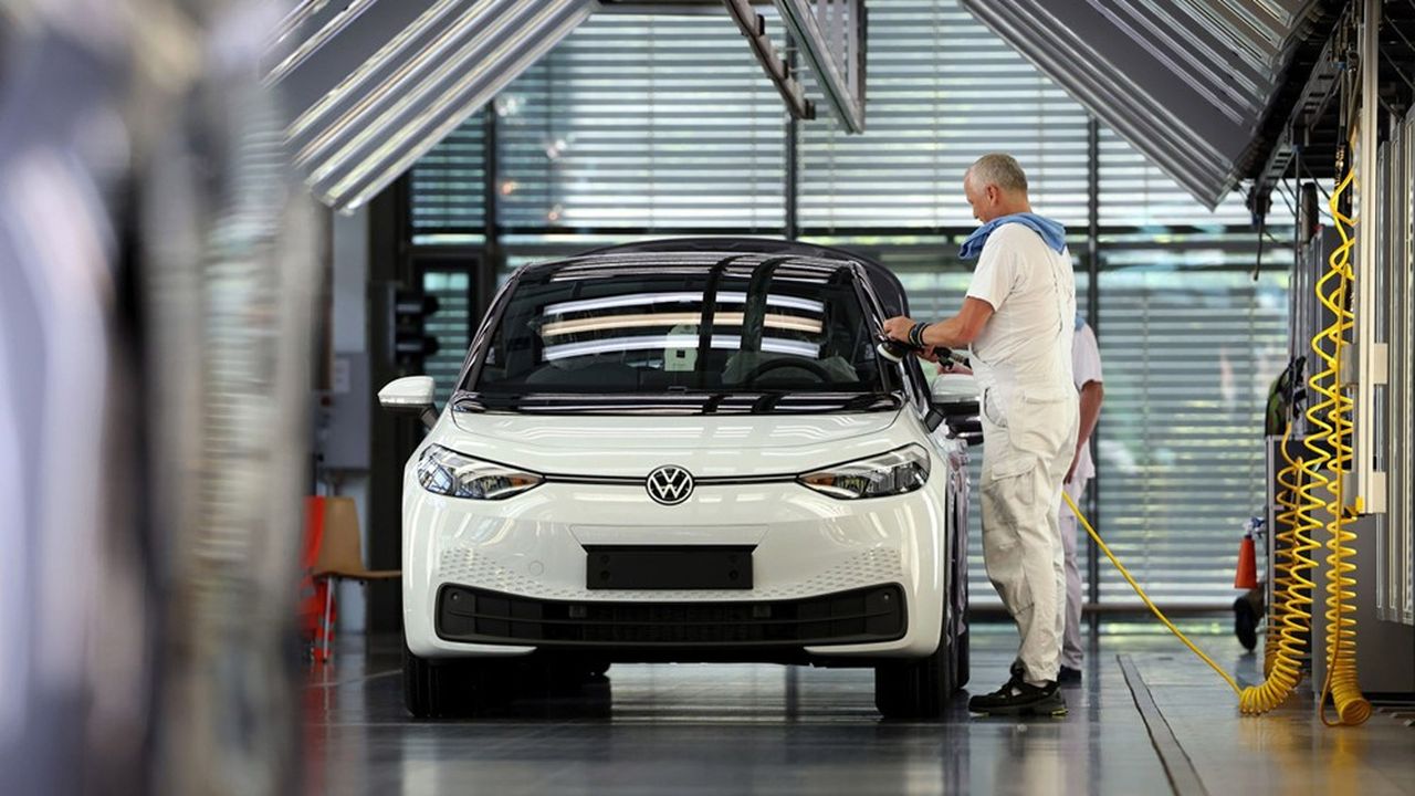 Le patron de Volkswagen a indiqué début septembre qu'il était impossible de mener plus rapidement la transition vers les moteurs électriques.