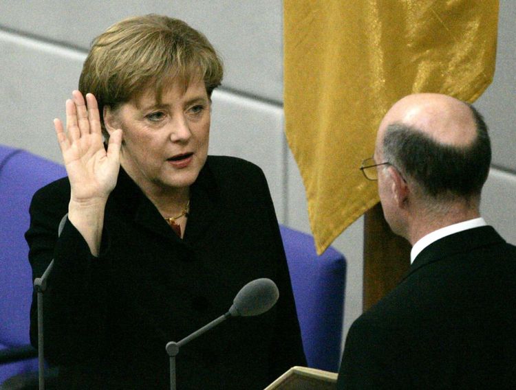 La nouvelle chancelière prête serment le 22 novembre 2005 au Bundestag en présence du président du parlement Norbert Lammert.