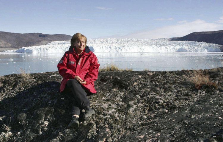 Angela Merkel devant le glacier Eqi au nord d'Ilulissat au Groënland.
