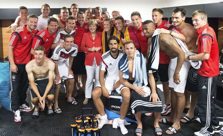 Angela Merkel pose avec l'équipe de football allemande à Salvador au Brésil.