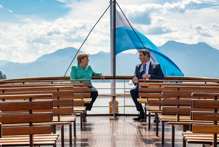 La chancelière allemande et Markus Söder, ministre-président de Bavière sur un bateau, près de l'île de Herrenchiemsee. 