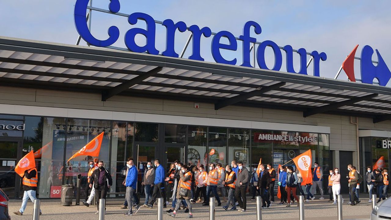 Manifestation de salariés de Carrefour à l'appel de la CFDT à L'Isle d'Abeau en Isèrele 3 avril 2021