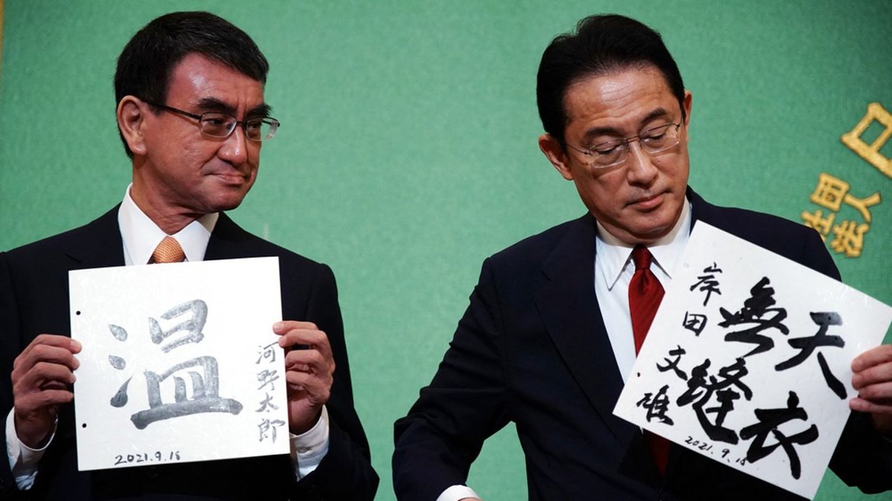 Taro Kono, à gauche, est le ministre chargé de la campagne de vaccination. A droite, l'ancien ministre des Affaires étrangères, Fumio Kishida. Tous deux sont candidats à la présidence du Parti libéral-démocrate. La photo a été prise au national Press club à Tokyo avant un débat, le 18 septembre 2021.