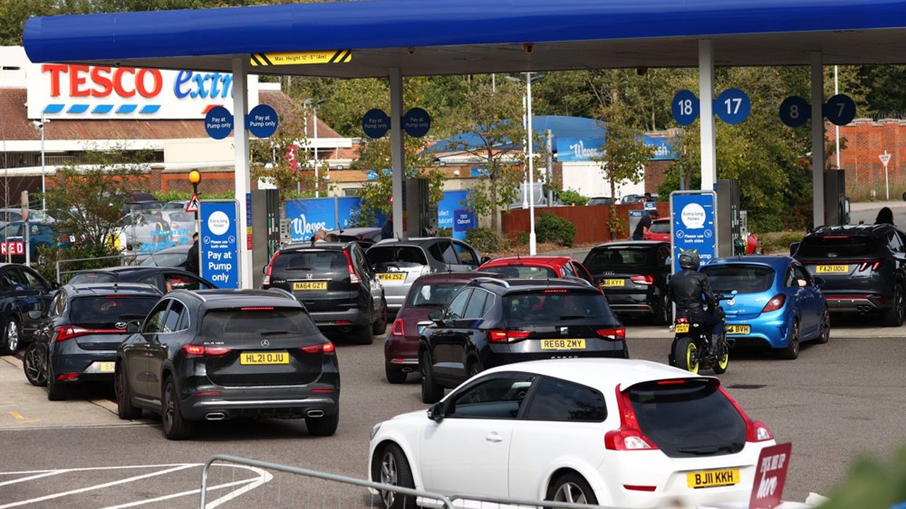 Les stations essence ont été prises d'assaut au Royaume-Uni après la fuite d'un rapport du distributeur BP évoquant la fermeture de certaines stations en raison de problèmes d'approvisionnement.