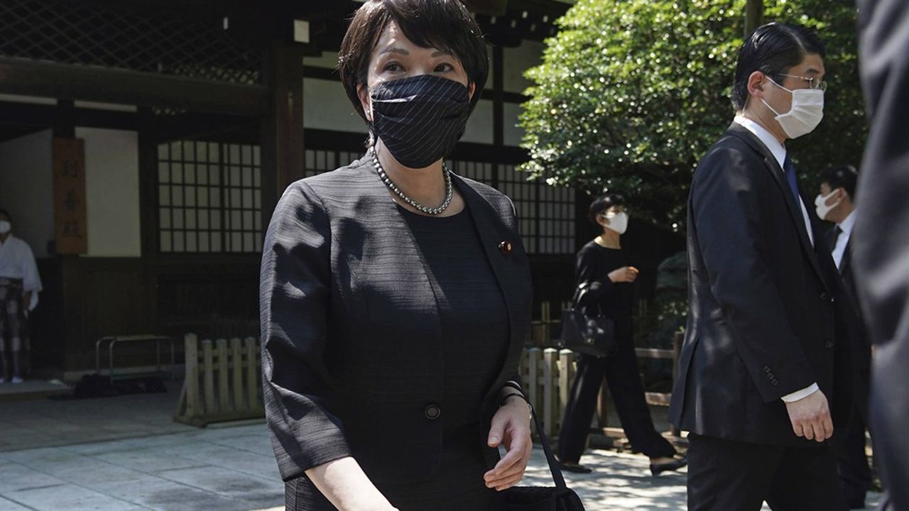 Sanae Takaichi lors d'une visite au Temple Yasukuni cet été.