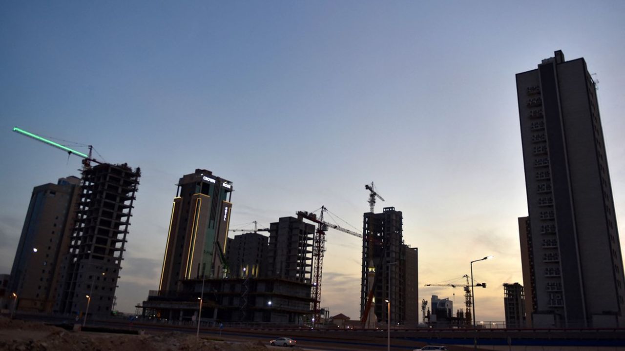 Ces tours en construction à Riyad illustrent la volonté du royaume de miser sur l'immobilier comme vecteur de diversification.