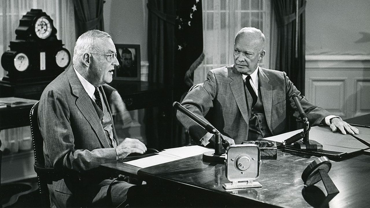Le président américain Dwight Eisenhower (à droite), ici avec son ministre des Affaires étrangères John Foster Dulles, lors d'un discours radio-télévisé dans le bureau ovale de la Maison-Blanche, le 3 août 1956 en pleine crise du canal de Suez.