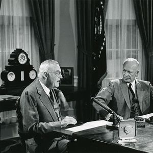 Le président américain Dwight Eisenhower (à droite), ici avec son ministre des Affaires étrangères John Foster Dulles, lors d'un discours radio-télévisé dans le bureau ovale de la Maison-Blanche, le 3 août 1956 en pleine crise du canal de Suez.