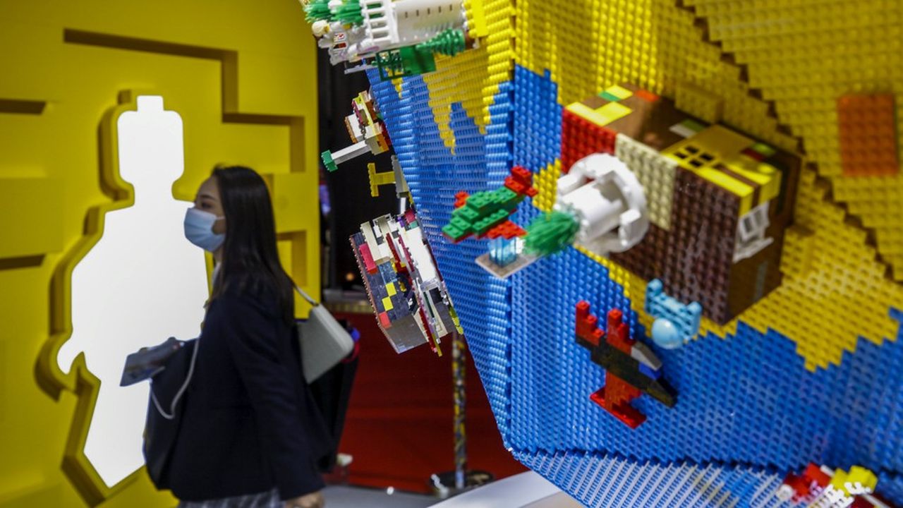 Parallèlement à l'explosion des ventes en ligne, Lego continue d'ouvrir des boutiques en propre, notamment en Chine. Au total, son réseau compte 737 points de vente dans le monde.