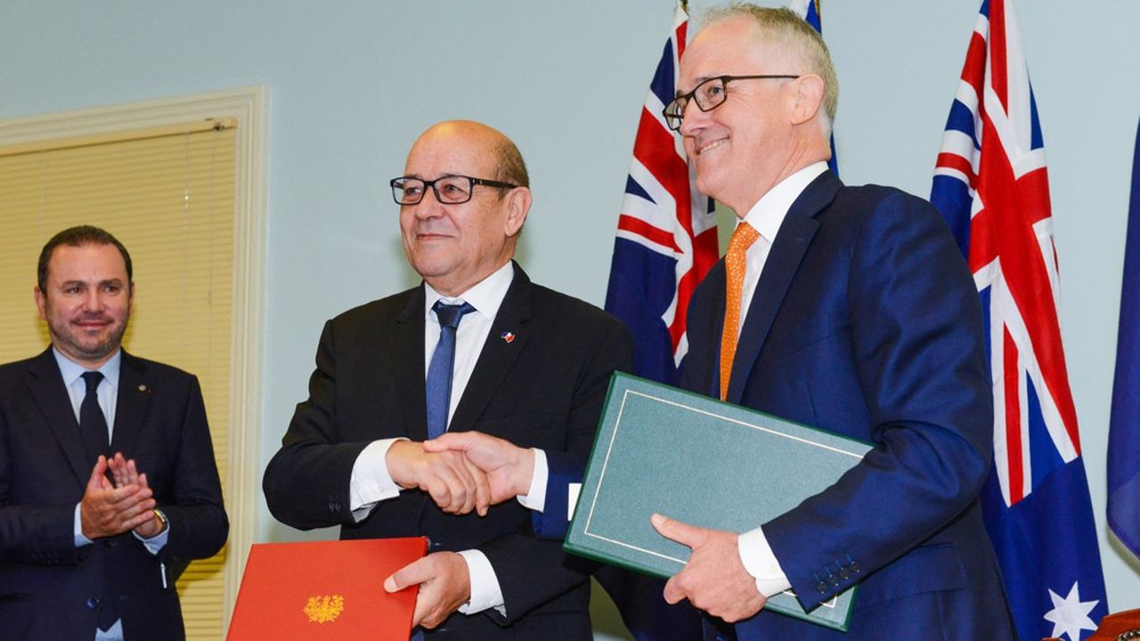 Le ministre des Affaires étrangères, Jean-Yves Le Drian, et le Premier ministre australien, Malcolm Turnbull, en décembre 2016, lors de la signature des contrats des sous-marins.