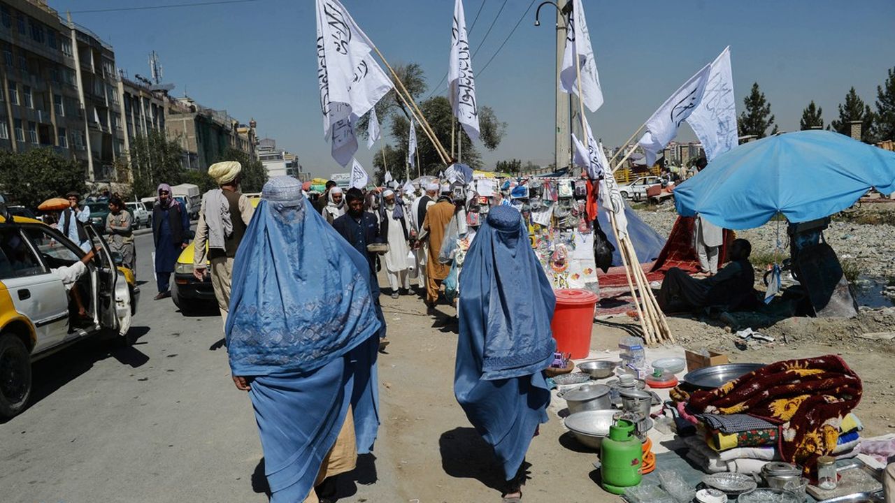 L'activité a repris dans les rues de Kaboul, où le port de la burqa est redevenu quasi systématique.