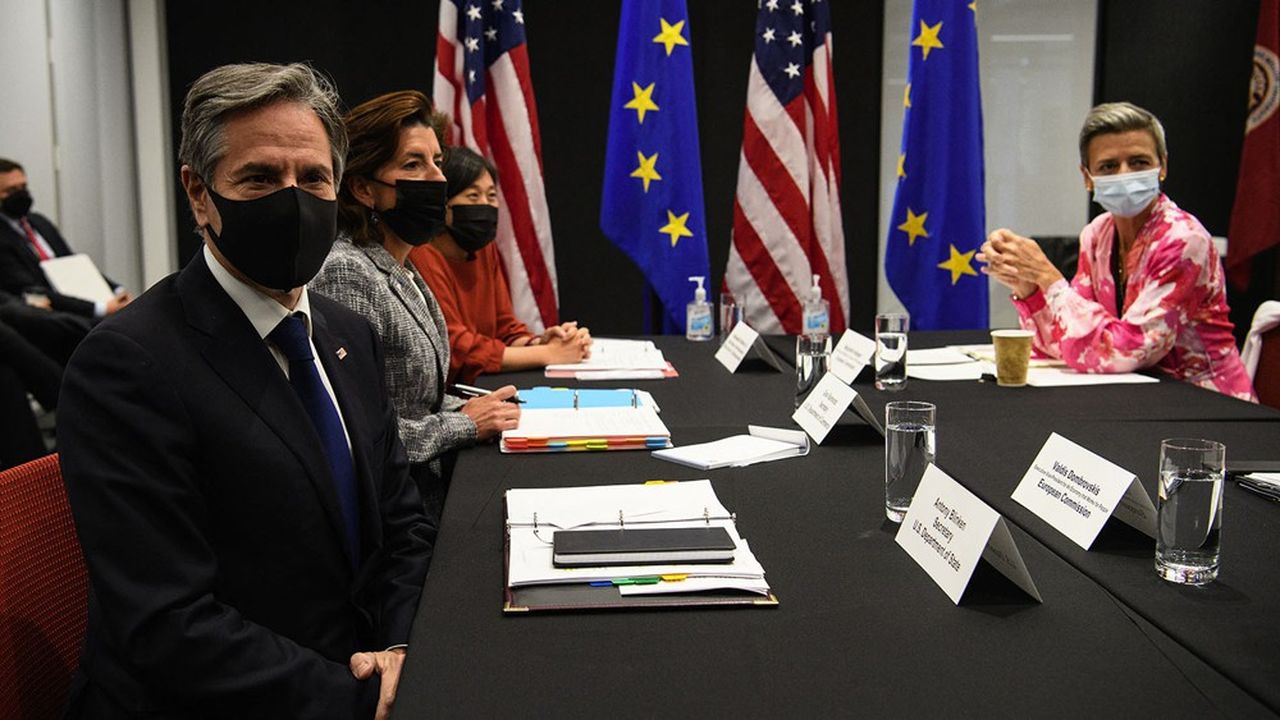 Le secrétaire d'Etat américain Antony Blinken, assis à côté de la secrétaire au Commerce Gina Raimondo, a débattu des sujets économiques d'intérêts communs avec la commissaire européenne Margrethe Vestager lors de la première réunion du Trade and Technology Council à Pittsburgh.