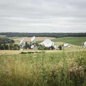 Orange opère depuis plus de quarante ans la plus grande station terrestre de télécommunication par satellite en Europe, à Bercenay-en-Othe, près de Troyes.