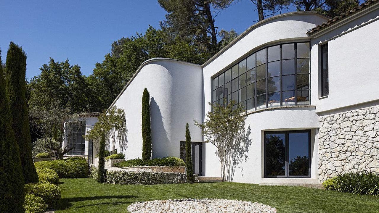 Le bâtiment des années 1950 sert d'écrin à des oeuvres d'artistes pointus et minimalistes.