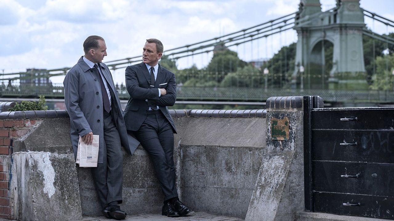 Ralph Fiennes (M, à gauche) et Daniel Craig (007) près du pont de Hammersmith à Londres, dans le dernier James Bond «Mourir peut attendre».