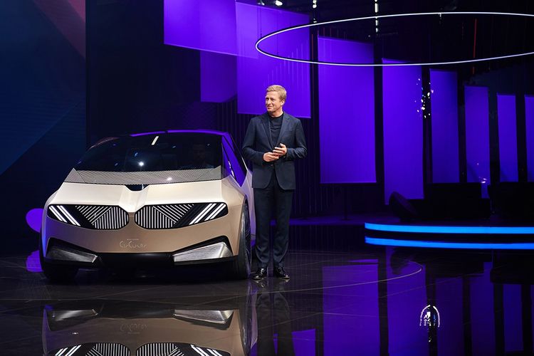 Oliver Zipse, président de BMW, au Salon de Munich présente le concept i Vision Circular, entièrement en matériaux recyclés et recyclables.