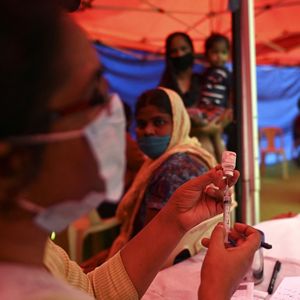 La lutte contre la pandémie, avec des campagnes massives de vaccination, comme ici à New Delhi, sera certainement le dossier international le plus chaud des prochains mois, avec la rivalité sino-américaine.