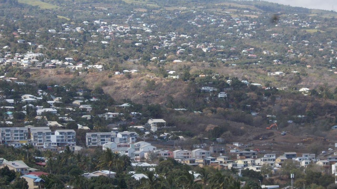 Urbanisation sur les pentes de la côte ouest, à La Réunion