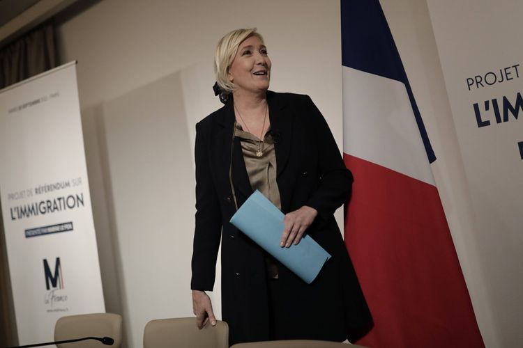 Marine le Pen, lors de sa conférence de presse présentant son projet de référendum sur l'immigration.