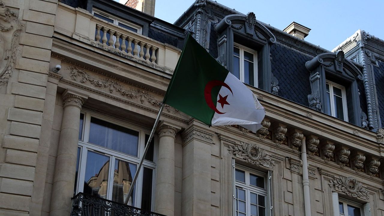 Les relations étaient déjà tendues entre Paris et Alger après la décision de la France de réduire de moitié le nombre de visas accordés aux ressortissants algériens.
