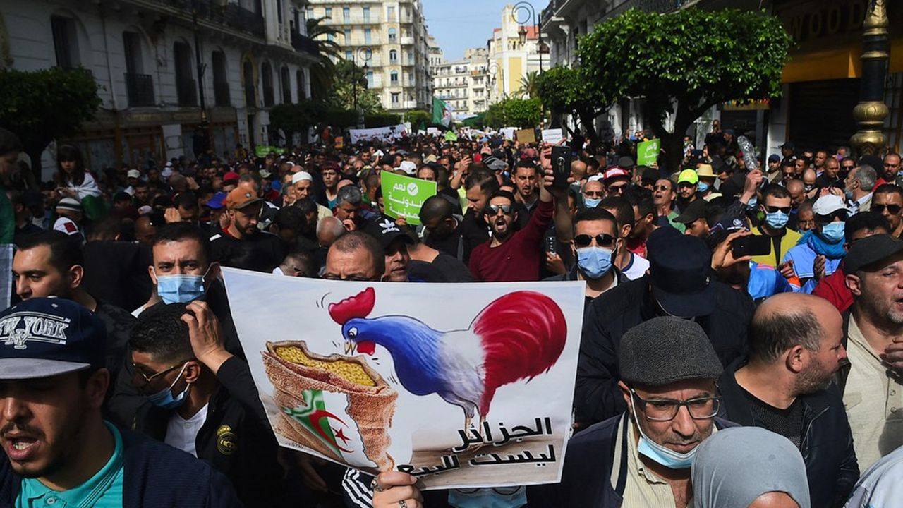 « L'Algérie n'est pas à vendre », dit cette affichette visant la France et brandie lors d'une manifestation contre le pouvoir algérien, le 9 avril 2021 dans la capitale du pays.