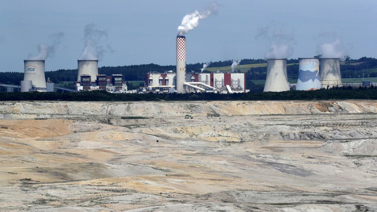 Centrale à charbon de Turow, en Pologne. Le charbon, souvent plus économique que le gaz aujourd'hui, est appelé à la rescousse pour produire de l'électricité en Europe et en Asie.