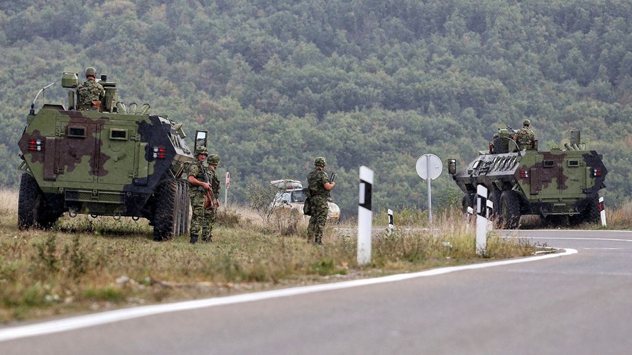 Des blindés serbes déployés non loin de la frontière du Kosovo.