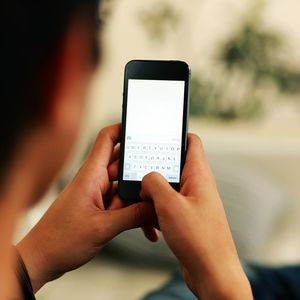 En 2020, les Français ont envoyé en moyenne 150 textos par mois, selon l'Arcep, soit 32 de moins qu'en 2019.