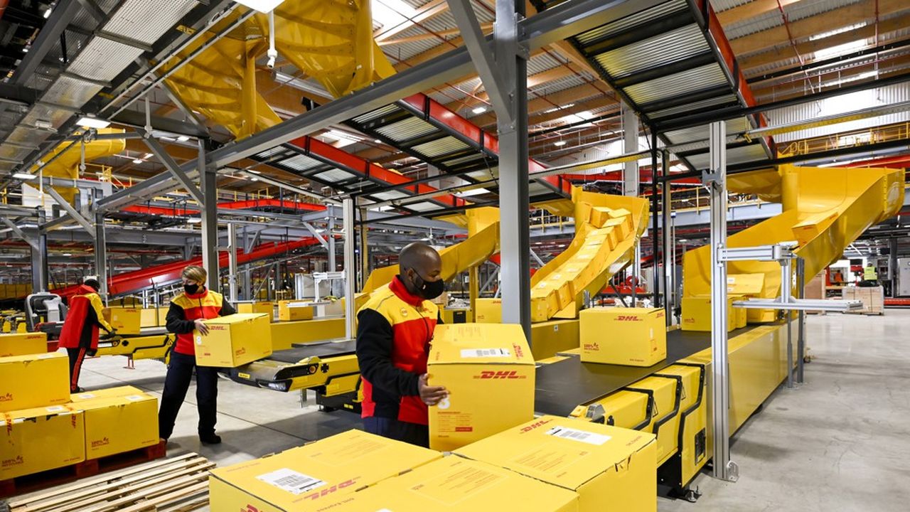 Le nouveau centre de tri de DHL à Roissy compte 32.000 mètres carrés de surface couverte, et peut traiter jusqu'à 38.000 colis ou enveloppes à l'heure.