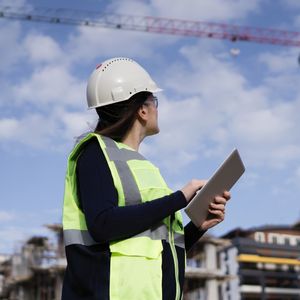 Grâce au très haut débit mobile, les intervenants d'un chantier peuvent désormais travailler sur plans directement sur place.