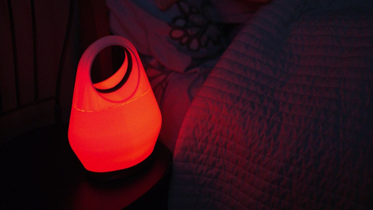 Prototype de la lampe à lumière rouge de Bye Blues, dont le design définitif n'est pas encore finalisé.