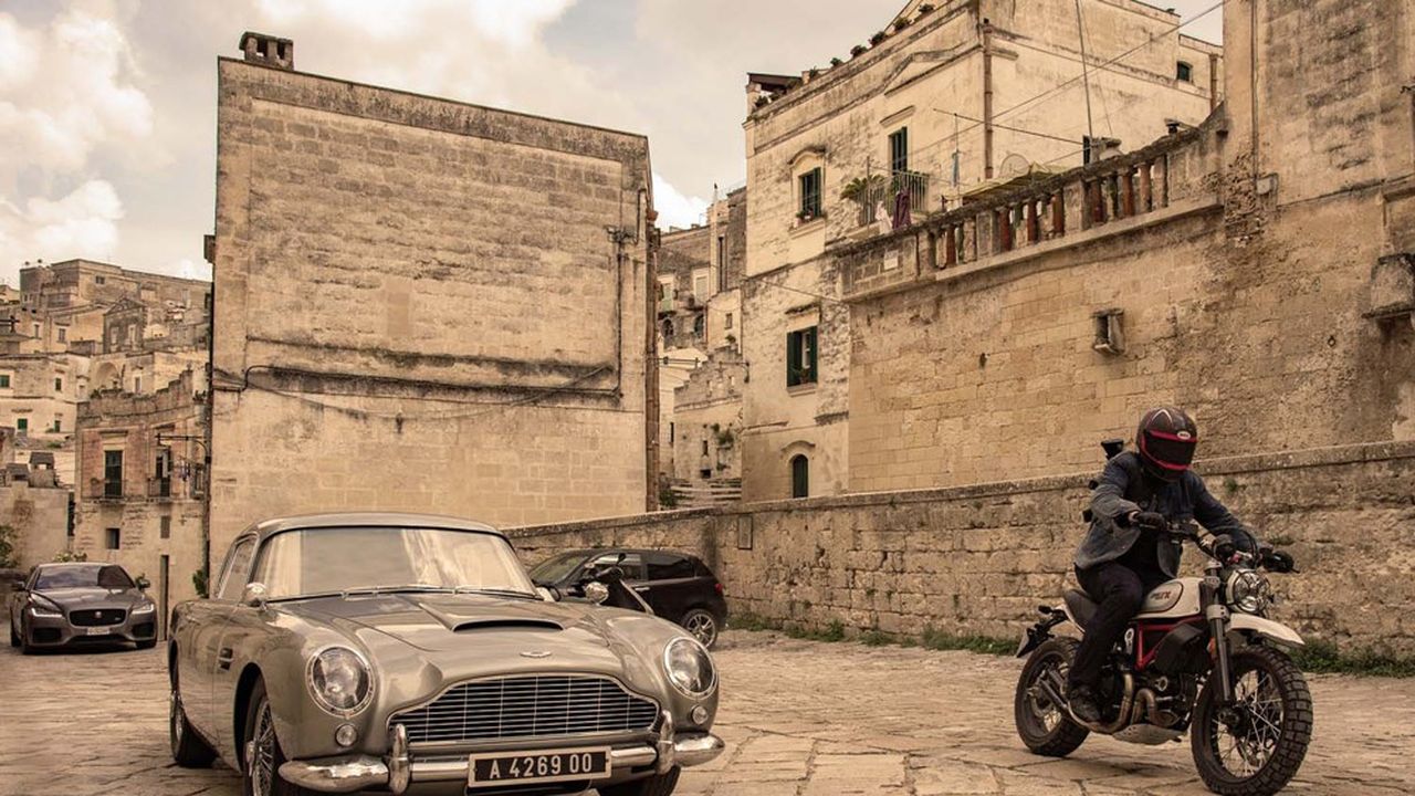 « Mourir peut attendre » s'ouvre avec une course-poursuite dans une ville d'Italie méridionale où la pièce maîtresse est une Aston Martin DB5.