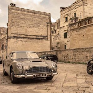 « Mourir peut attendre » s'ouvre avec une course-poursuite dans une ville d'Italie méridionale où la pièce maîtresse est une Aston Martin DB5.