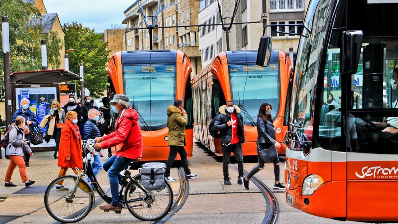 Aujourd'hui, les villes, ici au Mans dans la Sarthe, s'efforcent de fluidifier l'interconnexion entre les modes de transport de plus en plus divers.