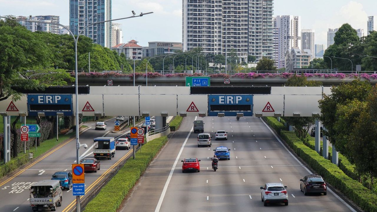 A Singapour, l'autoroute fonctionne par dialogue électronique entre portiques et badges à bord des véhicules