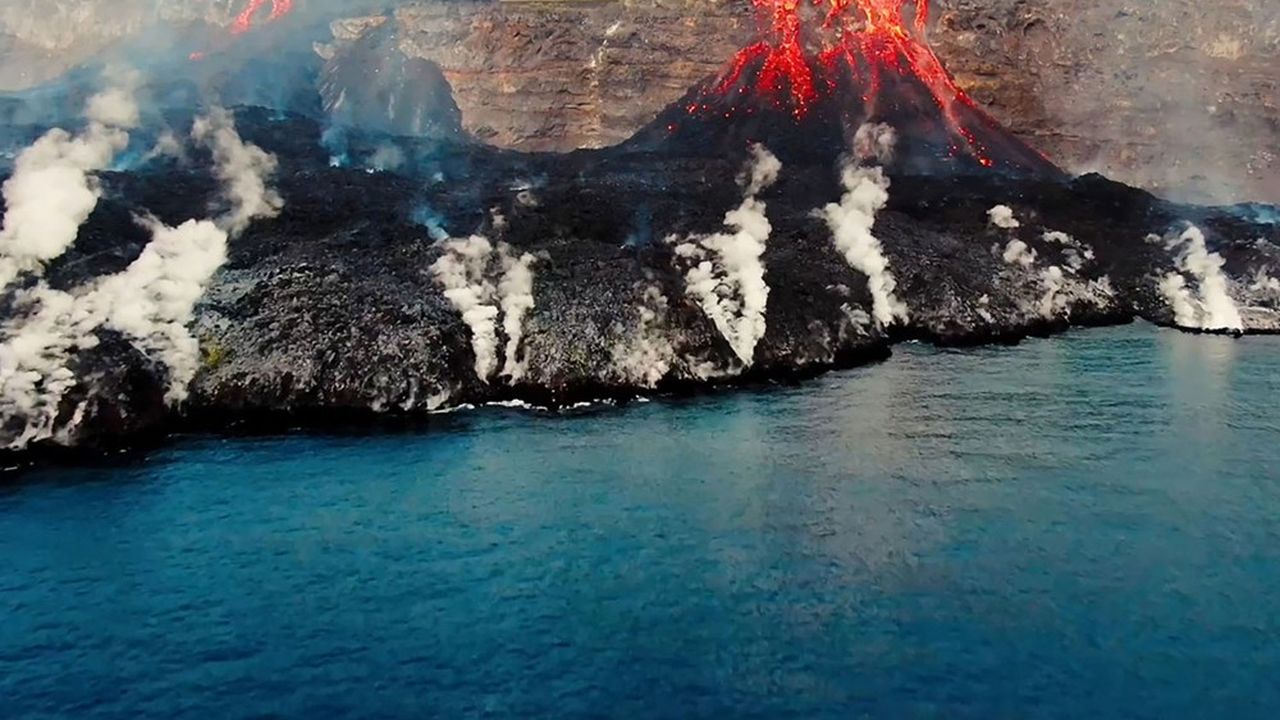 L'arrivée dans la mer de la lave du volcan des îles Canaries a fait craindre la formation de fumées toxiques.