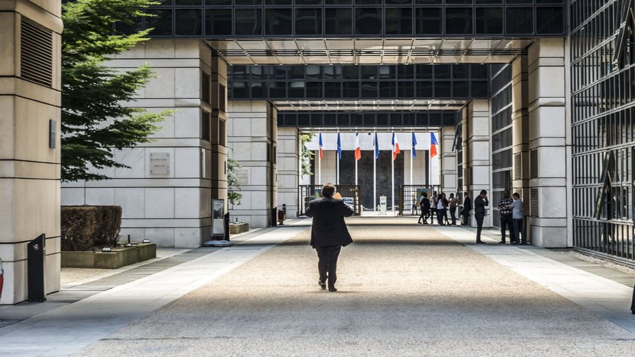 Des agents publics au ministère de l'Economie et des Finances, à Paris.