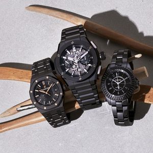 Hublot, Audemars Piguet, Chanel : un trio de chronographes en céramique noire.
