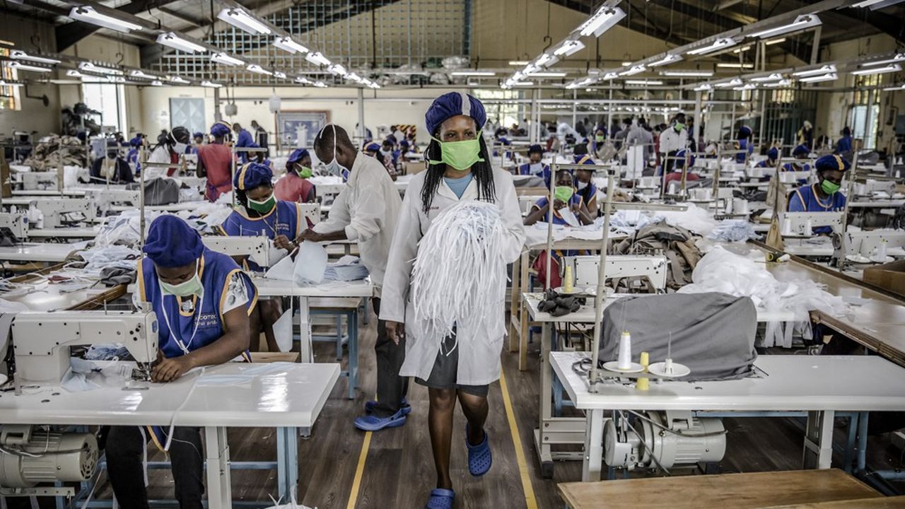Malgré l'essor d'industries textiles, avec ici un atelier de masques sanitaires au Kenya, l'Afrique n'est pas une grande puissance industrielle.