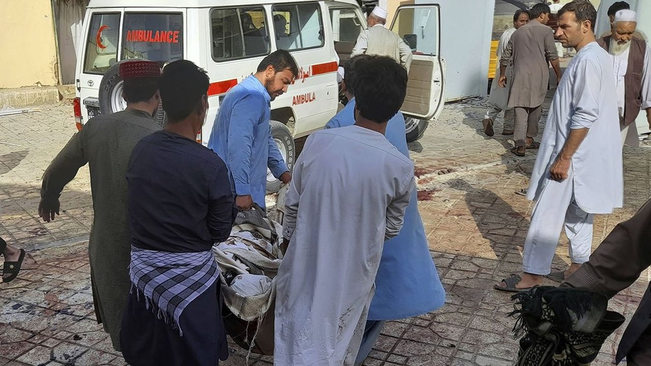 L'explosion de la mosquée de Kunduz, dans le nord-est de l'Afghanistan, a été causée par un kamikaze, rapporte un responsable du gouvernement taliban.