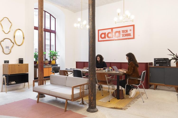 Aujourd'hui, les locaux situés dans le 4e arrondissement de Paris se partagent entre les sept employées, les 60 élèves en formation, avec l'aide de 10 formateurs en freelance.