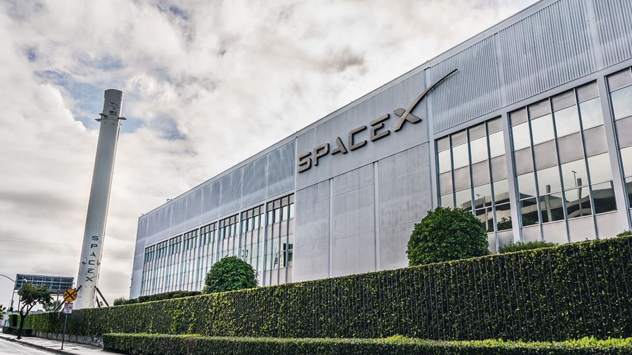 La société SpaceX conçoit, construit et commercialise les lanceurs Falcon 9, les moteurs Merlin qui les propulsent ainsi que le vaisseau cargo Dragon et sa version habitée, le Crew Dragon.