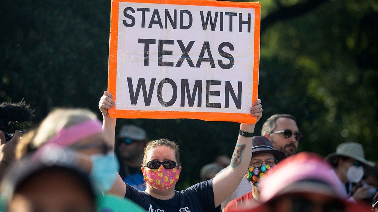 De nombreux manifestants ont défilé contre la loi interdisant l'avortement au-delà de six semaines au Texas.