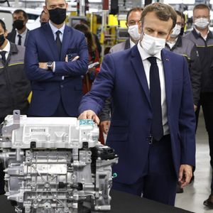 Emmanuel Macron veut favoriser des secteurs d'avenir, comme la voiture électrique.